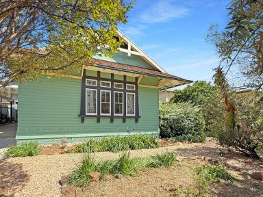 House For Sale - NSW - Leeton - 2705 - STUNNING HOME WITH PRIME LOCATION  (Image 2)
