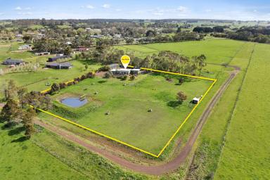 House For Sale - VIC - Cobden - 3266 - Valley Views on Bond Street  (Image 2)