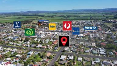 House For Sale - VIC - Yarram - 3971 - CLASSIC, COMFORT AND CONVENIENCE - ALL IN ONE ADDRESS!  (Image 2)