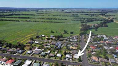 House For Sale - VIC - Yarram - 3971 - CLASSIC, COMFORT AND CONVENIENCE - ALL IN ONE ADDRESS!  (Image 2)