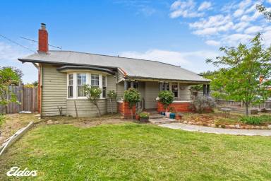 House For Sale - VIC - Yarram - 3971 - CLASSIC, COMFORT AND CONVENIENCE - ALL IN ONE ADDRESS!  (Image 2)