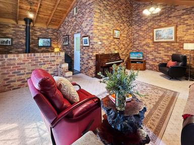 House For Sale - NSW - Leeton - 2705 - HIDDEN FAMILY RETREAT  (Image 2)