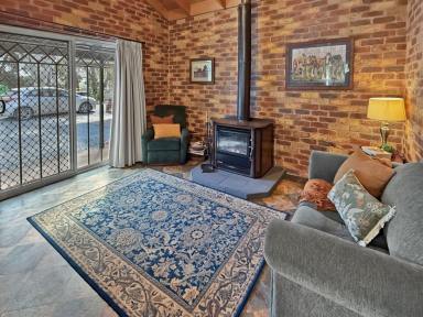 House For Sale - NSW - Leeton - 2705 - HIDDEN FAMILY RETREAT  (Image 2)