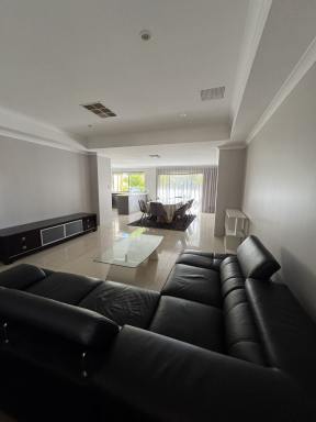 House For Lease - WA - Hocking - 6065 - Large 5x2 + Theatre + Study Furnished House Across from Park  (Image 2)