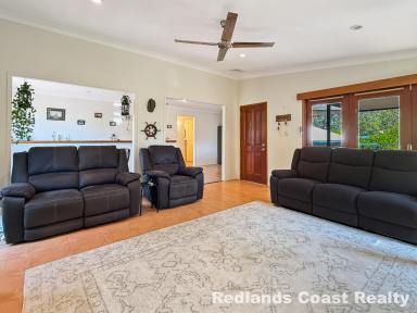 House For Sale - QLD - Lamb Island - 4184 - Cosy Cedar Clad Cottage with 2 Car Garage  (Image 2)