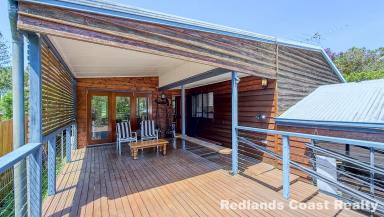 House For Sale - QLD - Lamb Island - 4184 - Cosy Cedar Clad Cottage with 2 Car Garage  (Image 2)