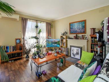 Unit For Sale - VIC - Bairnsdale - 3875 - CHARMING, LOW-MAINTENANCE UNIT CLOSE TO THE CBD  (Image 2)