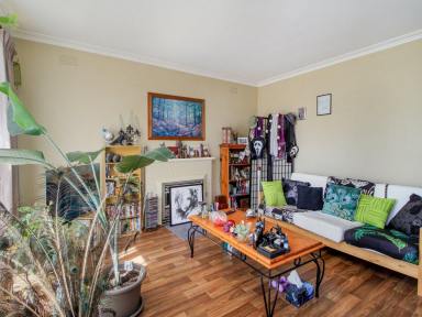 Unit For Sale - VIC - Bairnsdale - 3875 - CHARMING, LOW-MAINTENANCE UNIT CLOSE TO THE CBD  (Image 2)