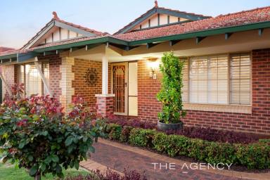 House For Sale - WA - Canning Vale - 6155 - Luxurious Family Home in Quiet Cul-de-Sac  (Image 2)