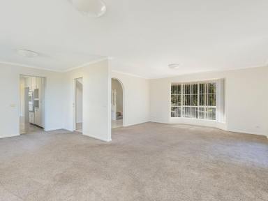 House For Sale - NSW - Bega - 2550 - SPACIOUS FAMILY LIVING AWAITS AT 4 GOLDBERG PLACE, BEGA!  (Image 2)