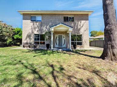 House For Sale - NSW - Narrabri - 2390 - VERSATILE TWO-STOREY HOME TUCKED AWAY ON SELINA STREET  (Image 2)