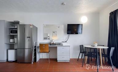 Apartment For Sale - QLD - Dolphin Heads - 4740 - Garden View Unit!  (Image 2)
