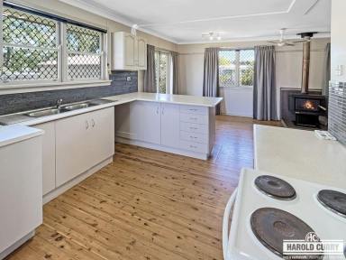 House For Sale - NSW - Tenterfield - 2372 - Well Presented with Convenience..... (Image 2)