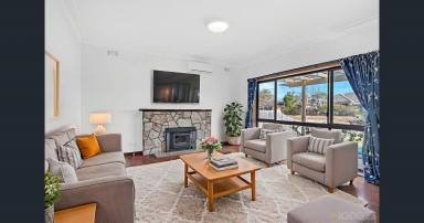 House Leased - VIC - Edithvale - 3196 - LARGE FAMILY HOME | PREMIUM NEIGHBOURHOOD | CLOSE TO BEACH FOR SUMMER (Image 2)