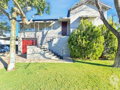 House For Sale - NSW - Narrabri - 2390 - SPACIOUS DOUBLE-STOREY FAMILY HOME  (Image 2)