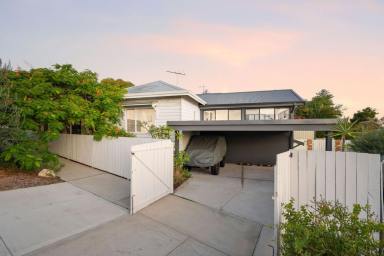 House For Sale - WA - White Gum Valley - 6162 - WHITE GUM VALLEY STUNNER WITH VIEWS TO BUY FOR  (Image 2)