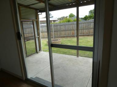 House For Lease - VIC - Bairnsdale - 3875 - SPACIOUS 4-BEDROOM HOME + SUNROOM – WALK TO CBD!  (Image 2)