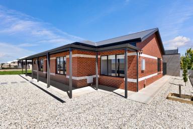 House For Sale - VIC - Mildura - 3500 - Charming Family Home with Spacious Living and Modern Comforts (Image 2)