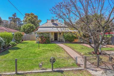 House For Sale - VIC - Rochester - 3561 - SPACIOUS FAMILY HOME IN PRIME ROCHESTER LOCATION (Image 2)