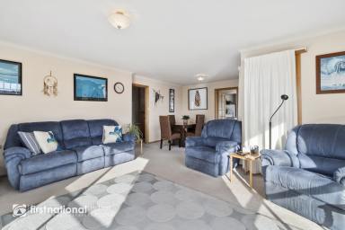 House For Lease - TAS - Blackmans Bay - 7052 - Spacious 5-Bedroom Home with Stunning Views  (Image 2)