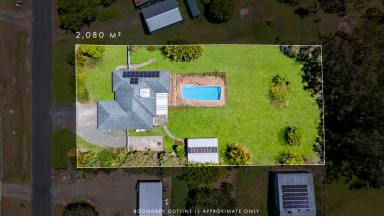 House For Sale - QLD - Cooloola Cove - 4580 - Ideal Investment with In-ground pool, solar, and over 2000m2 backing onto reserve  (Image 2)