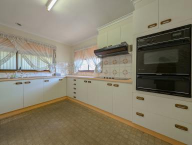 House For Lease - VIC - Kerang - 3579 - Brick Home in Prime Location  (Image 2)