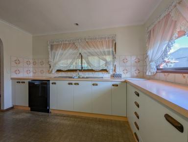 House For Lease - VIC - Kerang - 3579 - Brick Home in Prime Location  (Image 2)