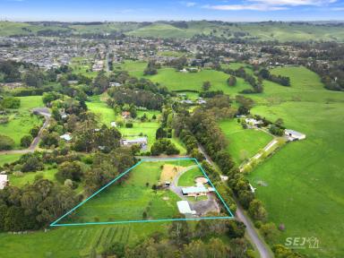 Acreage/Semi-rural For Sale - VIC - Korumburra - 3950 - Lifestyle Gem on the edge of town!  (Image 2)
