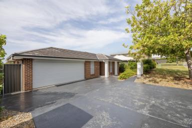 House For Sale - NSW - Bonnells Bay - 2264 - Modern 4-Bedrom Family Home in quiet area of popular Aquilo Estate (Image 2)