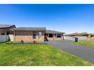 House For Sale - NSW - Forster - 2428 - Luxury Family Living, Flawlessly Renovated Coastal Retreat  (Image 2)