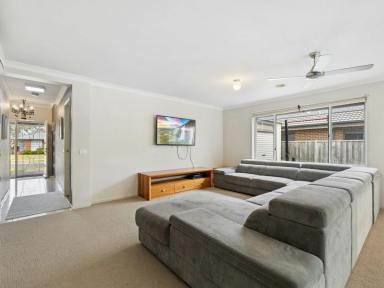 House For Sale - VIC - Bairnsdale - 3875 - EASY LIVING PLUS ENTERTAINING FOR ALL SEASONS  (Image 2)