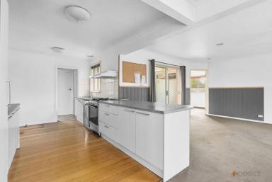 House For Lease - VIC - Seaford - 3198 - SECURE FENCING | FRESHLEY PAINTED | SPACIOUS FAMILY HOME  (Image 2)