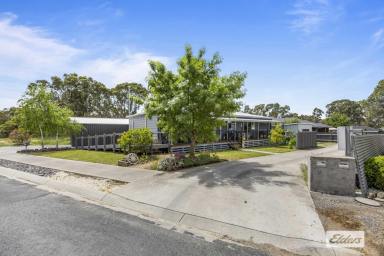 House For Sale - VIC - Ararat - 3377 - Stylish and Modern Low Maintenance Home  (Image 2)