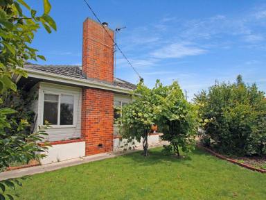 House For Sale - VIC - Bairnsdale - 3875 - CHARMING 60'S WEATHERBOARD IN QUIET AREA  (Image 2)