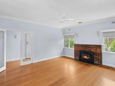 House For Sale - VIC - Bairnsdale - 3875 - CHARMING 60'S WEATHERBOARD IN QUIET AREA  (Image 2)