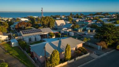 House For Sale - SA - Kingscote - 5223 - Expansive family home with exceptional shedding. Large block, great position. Perfect Island escape, rental or permanent Island residence.  (Image 2)