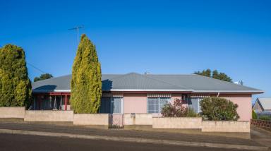 House For Sale - SA - Kingscote - 5223 - Expansive family home with exceptional shedding. Large block, great position. Perfect Island escape, rental or permanent Island residence.  (Image 2)