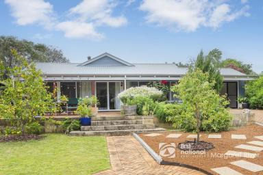 House For Sale - WA - Margaret River - 6285 - CHARMING FAMILY COTTAGE OVERLOOKING DARCH BROOK RESERVE  (Image 2)