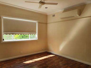 House Auction - NSW - Muswellbrook - 2333 - IDEAL FIRST HOME AS VERY NEAT AND HONEST ! WELL PRESENTED
& TUCKED AWAY IN A SHADY CUL-DE-SAC
AUCTION SAT 6TH DEC
12 Noon  (Image 2)