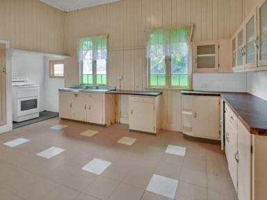 House For Lease - QLD - Newtown - 4350 - CHARMING SPACIOUS HOME CLOSE TO TOWN  (Image 2)