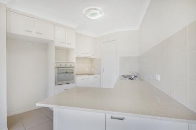 Unit For Lease - QLD - Newtown - 4350 - MODERN TWO-BEDROOM TOWNHOUSE WITH OFFICE NEAR CBD  (Image 2)