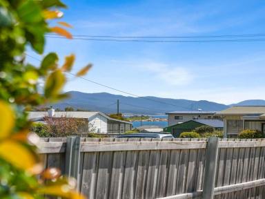 House For Sale - TAS - Bicheno - 7215 - Classic, Coastal & Cozy  (Image 2)