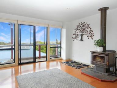 House For Sale - VIC - Lakes Entrance - 3909 - OCEAN VIEWS AND SPACE FOR THE FAMILY  (Image 2)