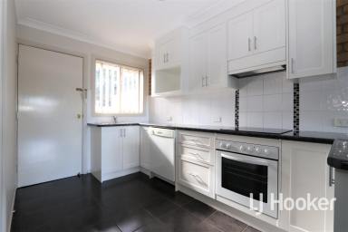 Unit For Lease - NSW - Inverell - 2360 - Stylish Split-Level Duplex  (Image 2)