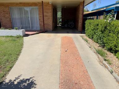House For Sale - NSW - Moree - 2400 - IMPRESSIVE HOME IN A CENTRAL LOCATION  (Image 2)