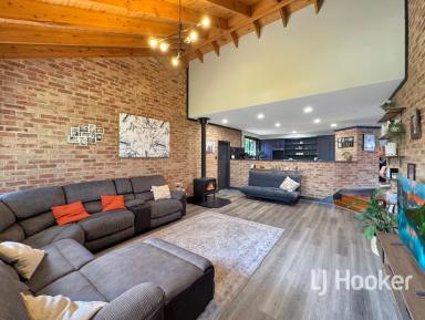 House For Sale - NSW - Inverell - 2360 - Master-Built Family Home on Ross Hill  (Image 2)