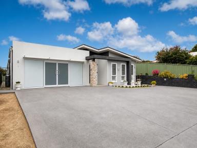 House For Sale - NSW - Batemans Bay - 2536 - Stunning Home - Family, Business or Both  (Image 2)