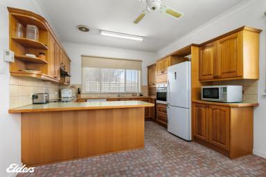 House For Sale - VIC - Yarram - 3971 - SOLID BRICK CLASSIC  (Image 2)