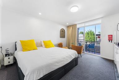 Unit For Sale - WA - Mandurah - 6210 - ON HOLIDAYS !! (Image 2)