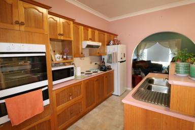 House For Sale - NSW - Glen Innes - 2370 - GARDENERS COTTAGE  (Image 2)